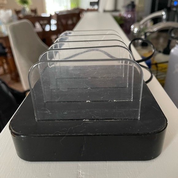 Multi port charger - Picture 2 of 4